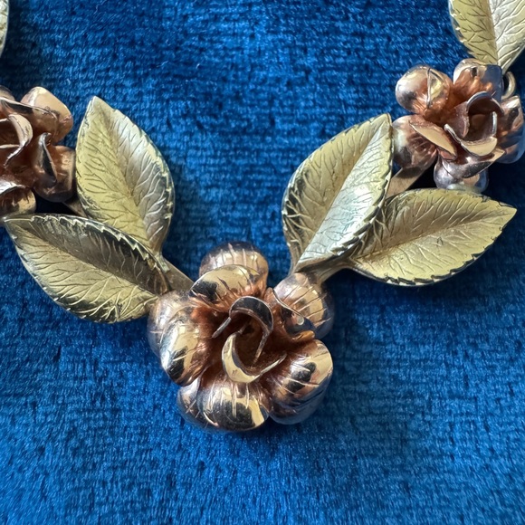 Krementz Necklace Tri Gold Rose Leaf - Picture 12 of 15